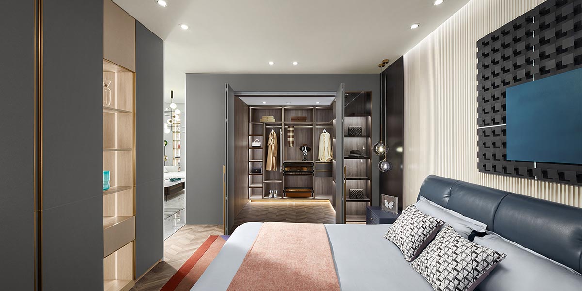 Italian Gary Walk in Closet with Folding Door